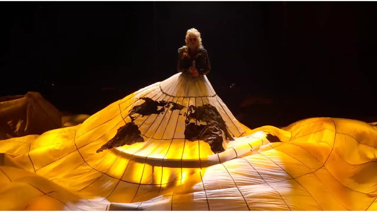 Dolly Parton - World On Fire